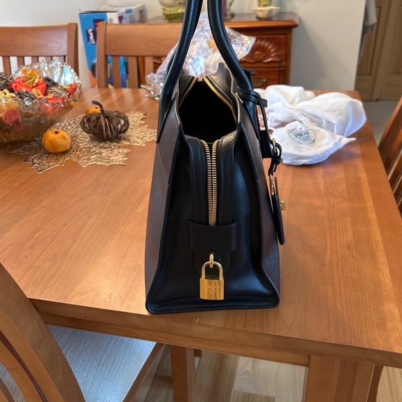 Prada Medium black Saffiano Handbag - Picture 4 of 8
